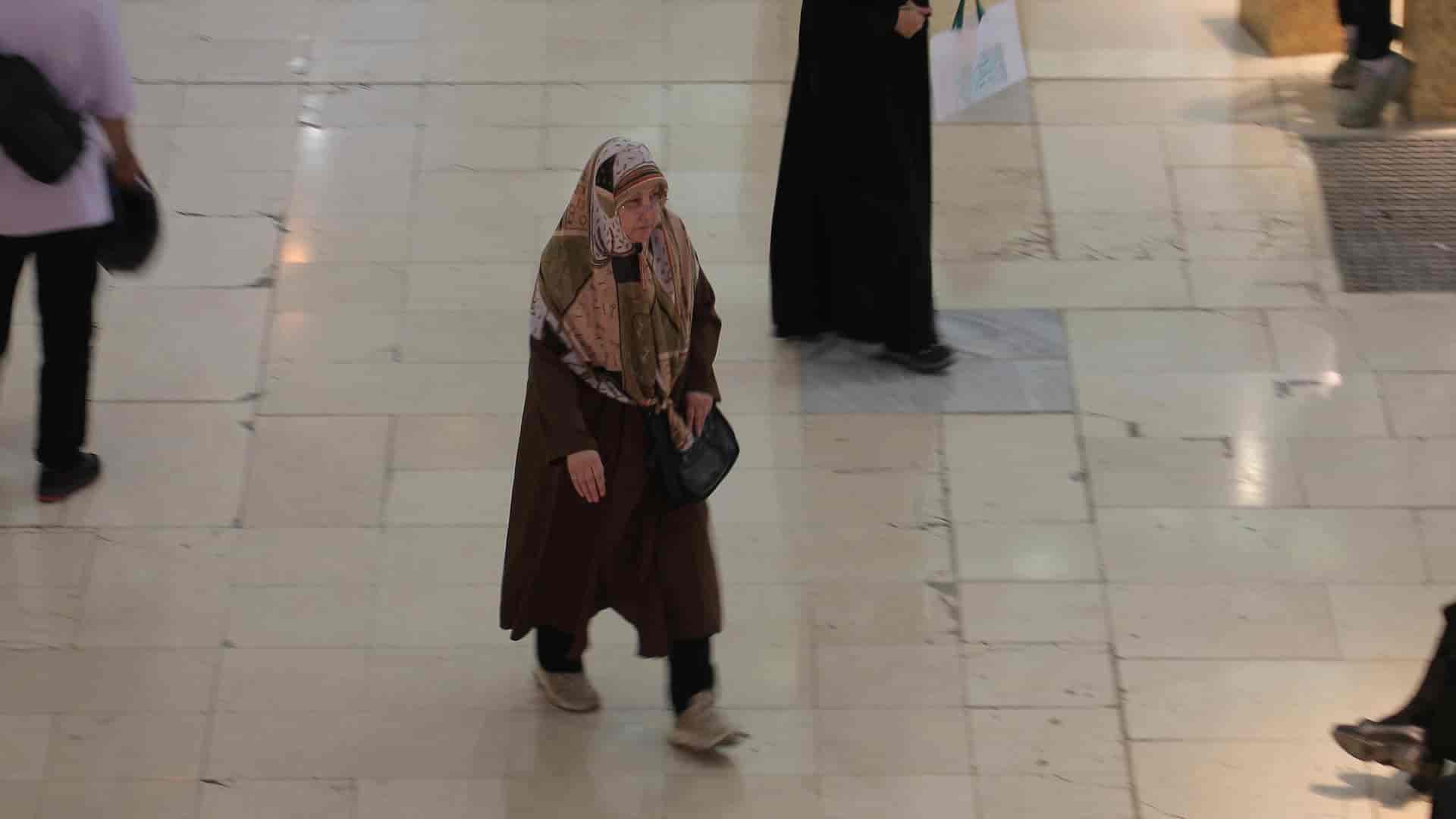 خانم مسن در نمایشگاه کتاب